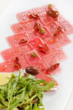 balığı carpaccio ile zeytin ana salata