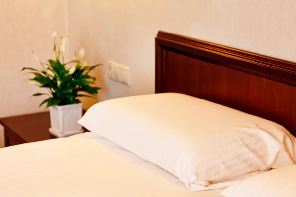 Κρεβάτι σε ένα πολυτελές δωμάτιο ξενοδοχείου — Φωτογραφία Αρχείου