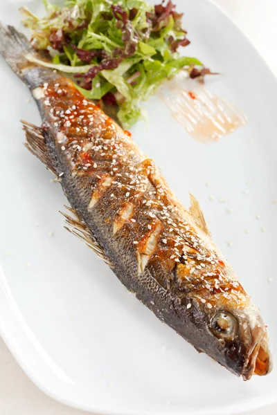 Pește prăjit cu ierburi proaspete și lămâie — Fotografie, imagine de stoc