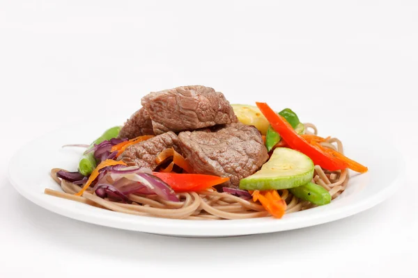 Hús zöldségekkel és tésztával — Stock Fotó