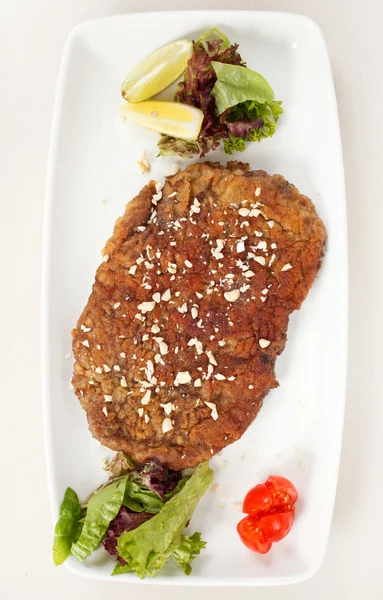 Gegrilde steak vlees met salade — Stockfoto