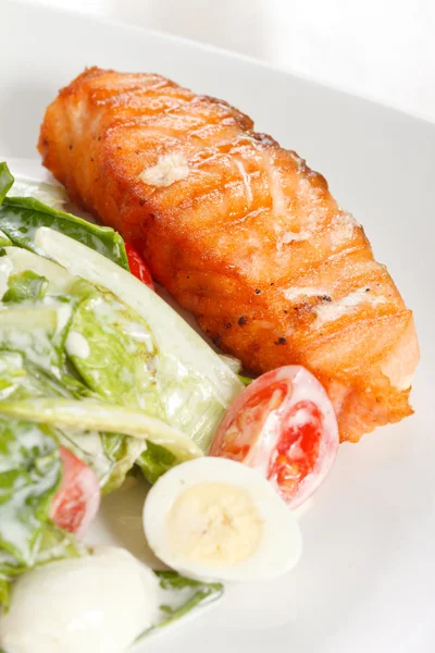 Bistecca di pesce con verdure — Foto Stock