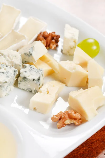 Prato de queijo com uvas e mel — Fotografia de Stock