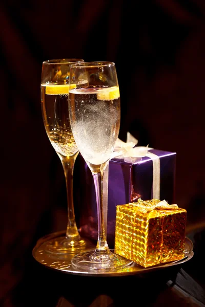 De doos van de gift van Kerstmis met glazen van champagne — Stockfoto