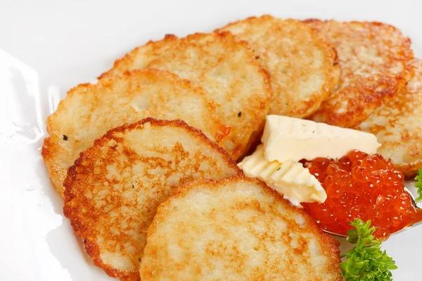 Panquecas de batatas fritas com caviar — Fotografia de Stock