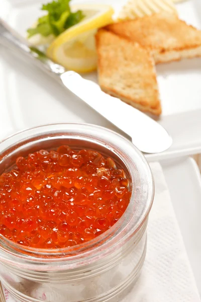 Caviar rojo con tostadas — Foto de Stock