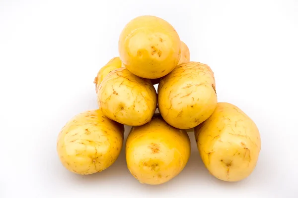 Aardappelen geïsoleerd op witte achtergrond close-up — Stockfoto