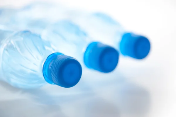 Flaskor med vatten — Stockfoto