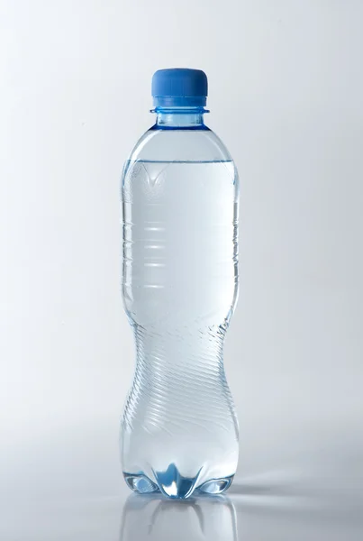 Чиста вода в пластиковій пляшці — стокове фото