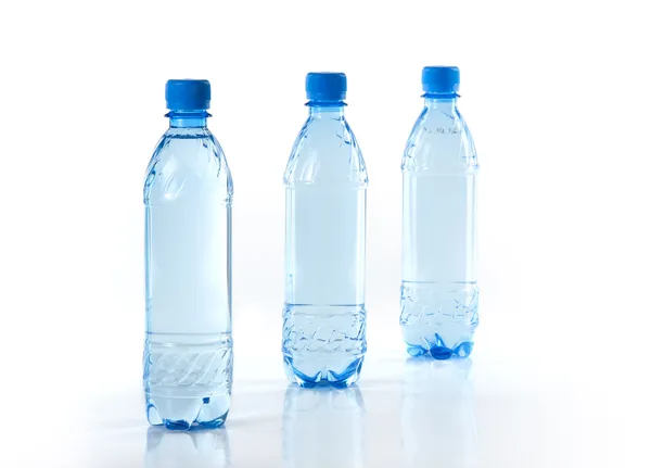 Purifique a água potável em uma garrafa transparente — Fotografia de Stock