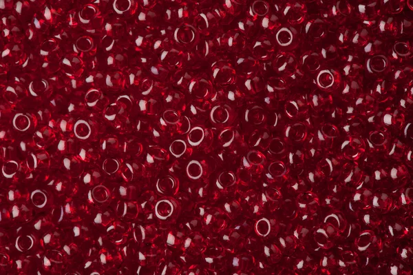 Vermelho contas de vidro polido fundo, macro — Fotografia de Stock