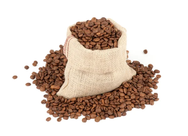 Kaffeebohnen im Leinensack auf weißem Hintergrund — Stockfoto