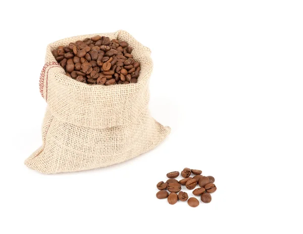 Grains de café torréfiés dans un sac de jute — Photo