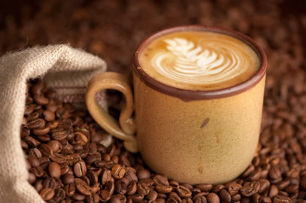 用粗麻布袋的咖啡豆杯咖啡 — 图库照片