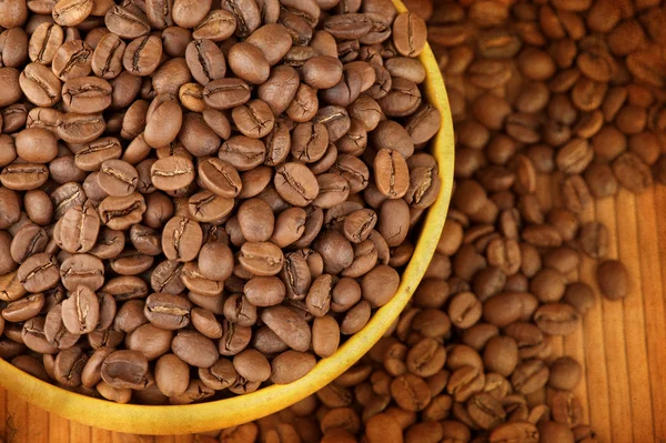 Macro studio toma de una taza de granos de café — Foto de Stock