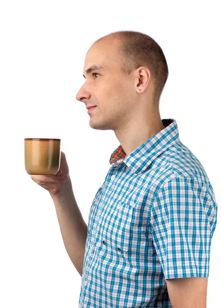 Молодой счастливый улыбающийся мужчина пьет кофе — стоковое фото