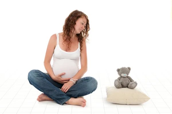 Femme enceinte assise — Photo
