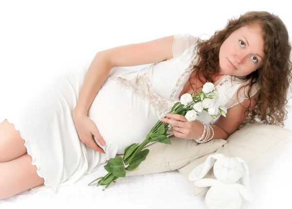 Gravid ung kvinna lögner — Stockfoto