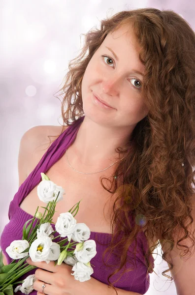 Mooie vrouw met bloemen — Stockfoto