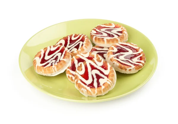 Γλυκά μπισκότα με μαρμελάδα που απομονώνονται σε λευκό — Φωτογραφία Αρχείου
