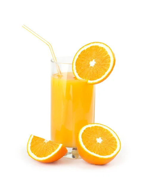 Апельсиновый сок с ломтиками апельсина в стакане — стоковое фото