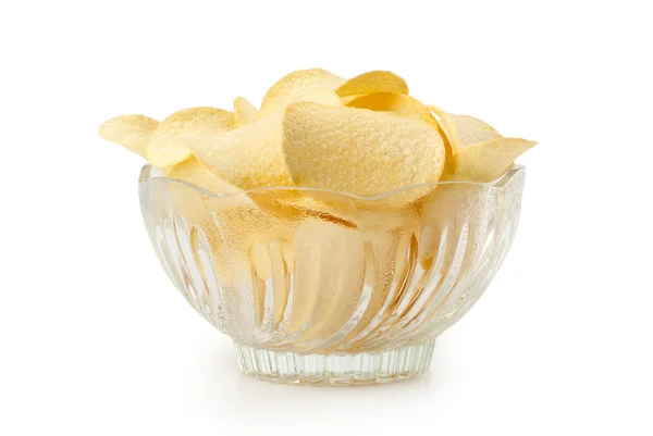 Leckere Kartoffelchips in weißer Schüssel — Stockfoto