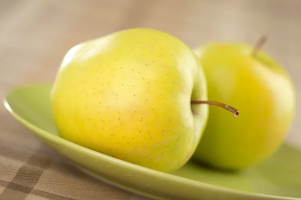 Fresh green apple on plate — Stock Photo, Image