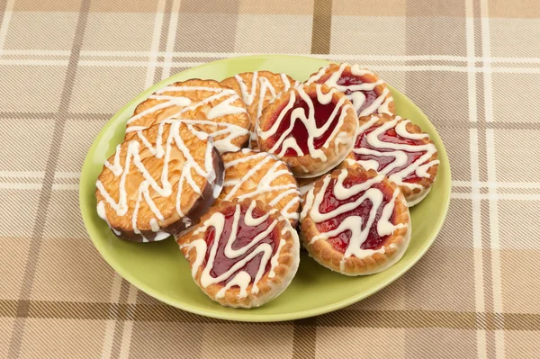 Kekse mit Erdbeermarmelade auf einem Teller — Stockfoto