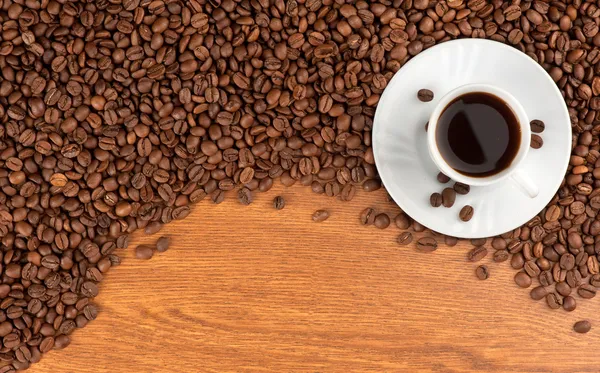Tasse Kaffee und Bohnen — Stockfoto