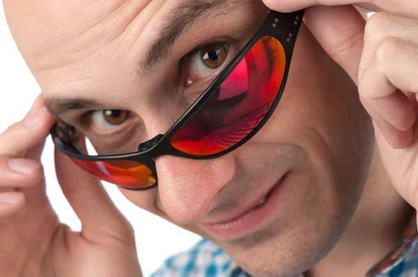 Retrato de un joven guapo con gafas de sol — Foto de Stock