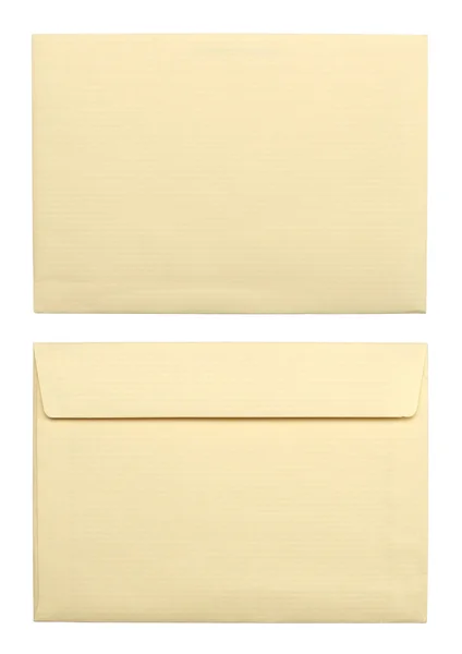 Primer plano de dos sobres beige sobre fondo blanco con clipp — Foto de Stock