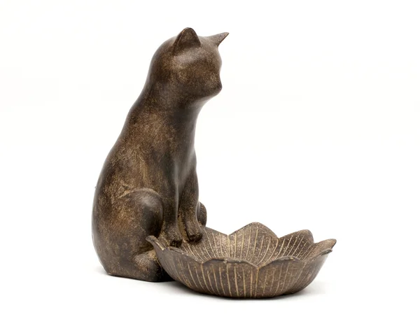 Souvenir di gatto in ceramica isolato su uno sfondo bianco — Foto Stock