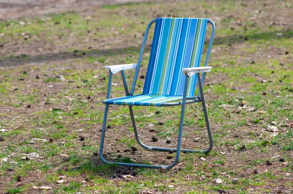 Puste krzesło ogrodowe na trawie — Zdjęcie stockowe