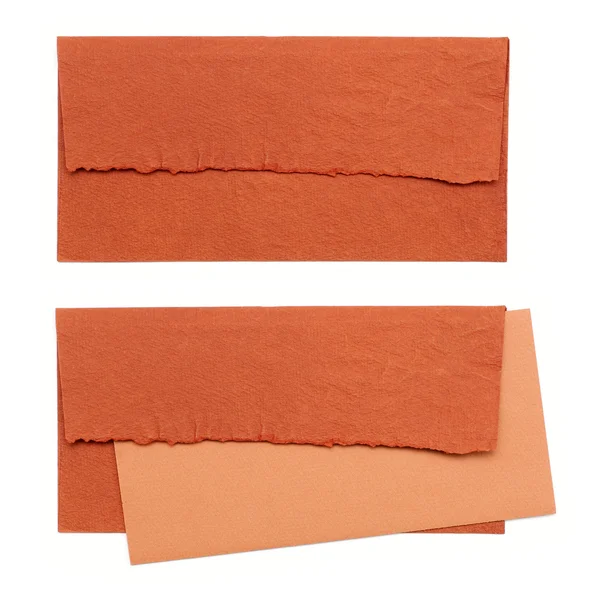 Orangefarbener Umschlag von Hand auf weißem Hintergrund — Stockfoto