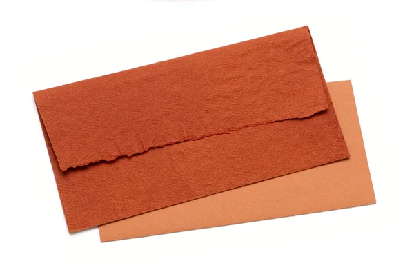 Elle beyaz bir arka planda turuncu zarf — Stok fotoğraf