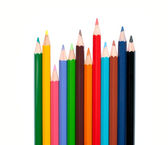 Barevné tužky izolované na bílém pozadí zblízka