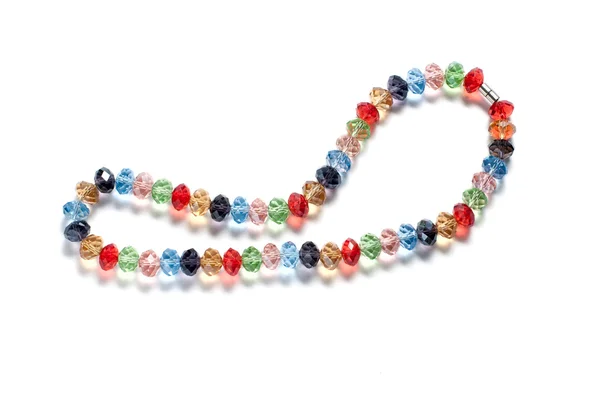 Halskette aus bunten Perlen isoliert auf weiß — Stockfoto