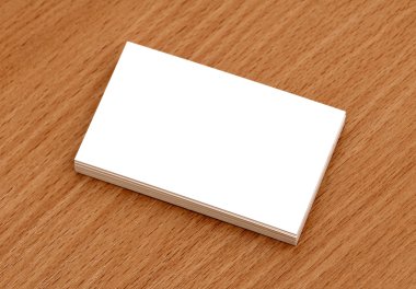 boş bir masa üzerine yığılmış kartvizit