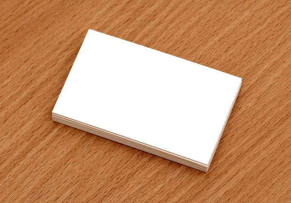 Puste karty biznesowe, ułożone na biurku — Zdjęcie stockowe