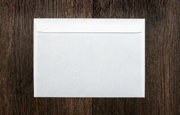 Білий конверт на темному тлі — стокове фото