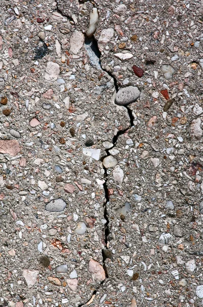 Трещина в бетонной стене — стоковое фото