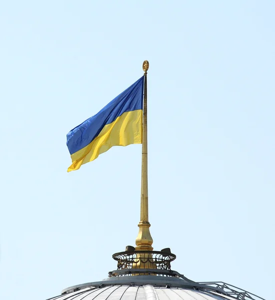キエフでの議会の屋根の上のウクライナの旗 — ストック写真