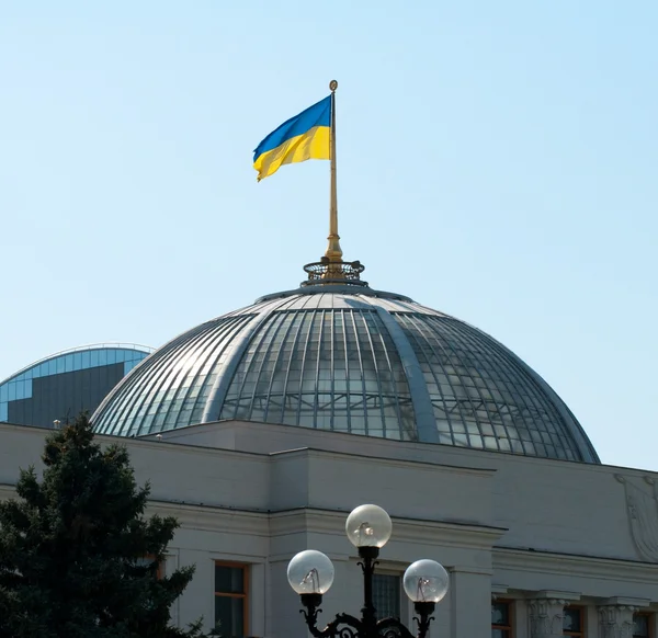 Український прапор на даху парламенту в Києві — стокове фото
