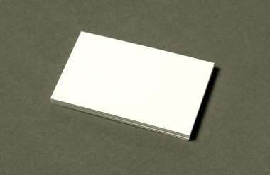 gri bir arka plan beyaz kart yığınını
