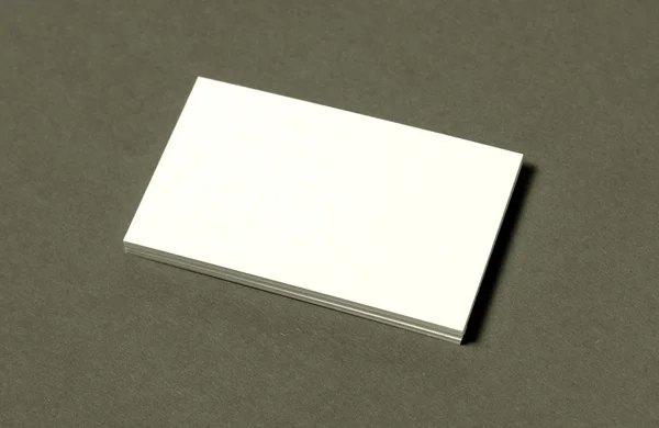 Uma pilha de cartões brancos com um fundo cinza — Fotografia de Stock