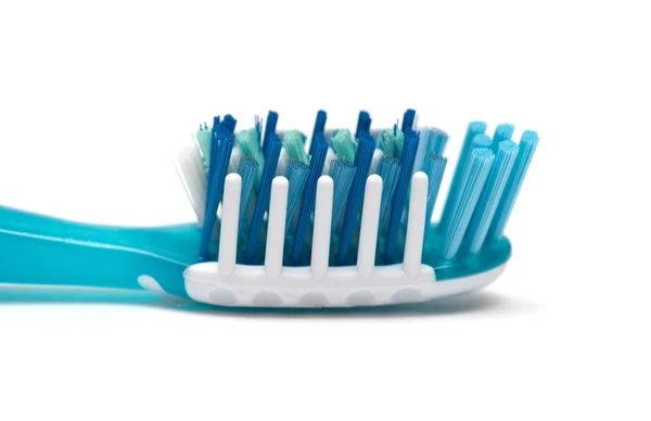 Gros plan d'une brosse à dents bleue sur fond blanc — Photo