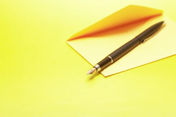 Envelope e caneta — Fotografia de Stock