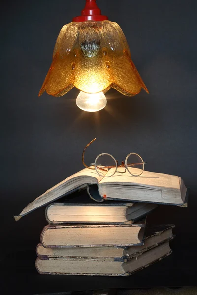 Libros bajo lámpara — Foto de Stock