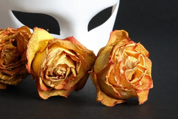 Venetian Mask And Roses — Stock Photo, Image