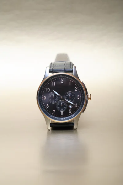 Reloj de pulsera en plata superficie — Foto de Stock